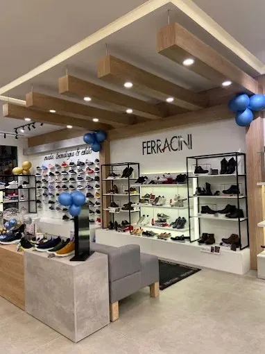 Interior da loja com produtos em destaque